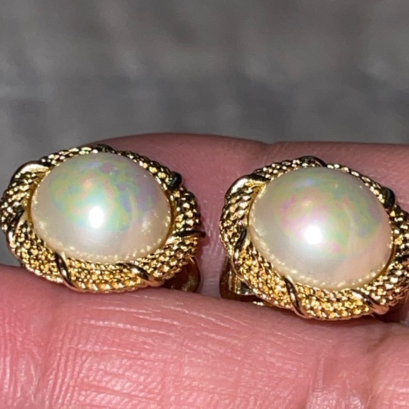 Christian Dior clip on earrings excellent condition Pearl has a iridescent color - Picture 3 of 9